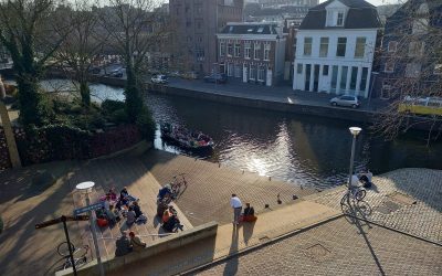 Liggen in het gras (column)